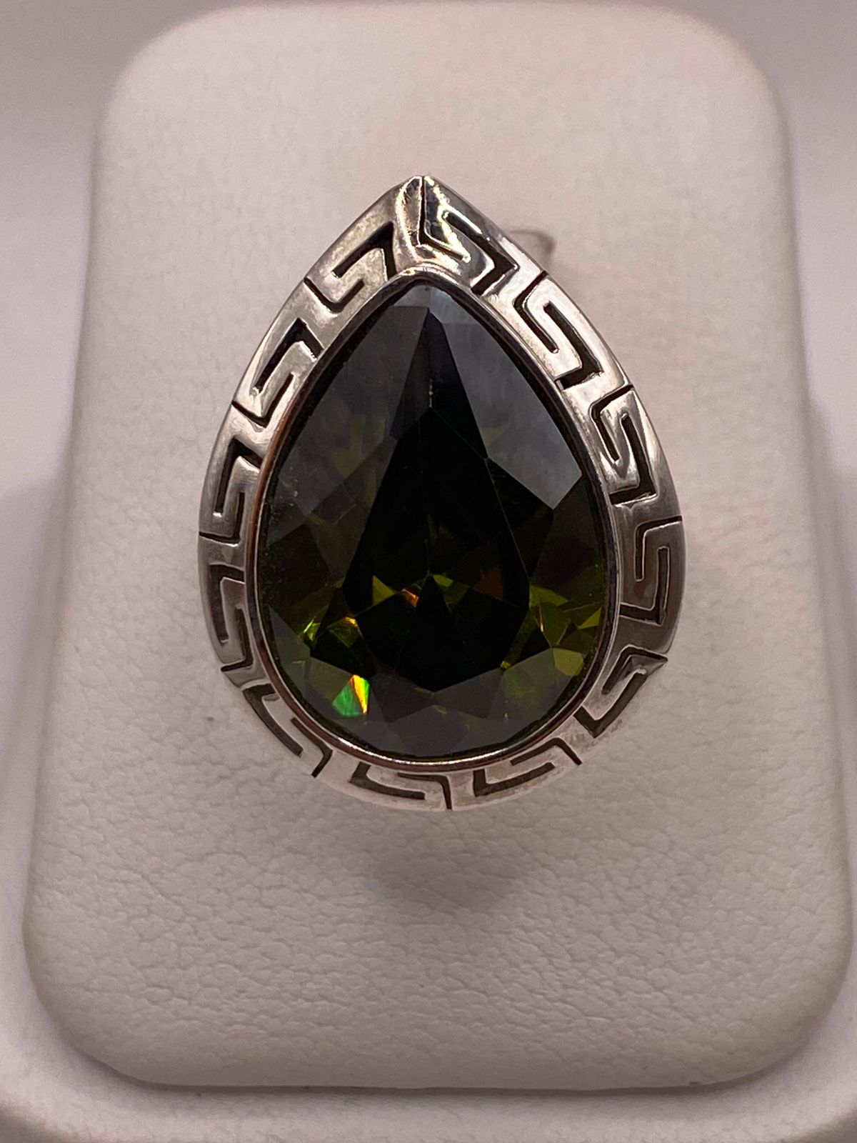 Anillo Ajustable de Plata Ley 925 con Zirconia Verde Olivo en Forma de Gota