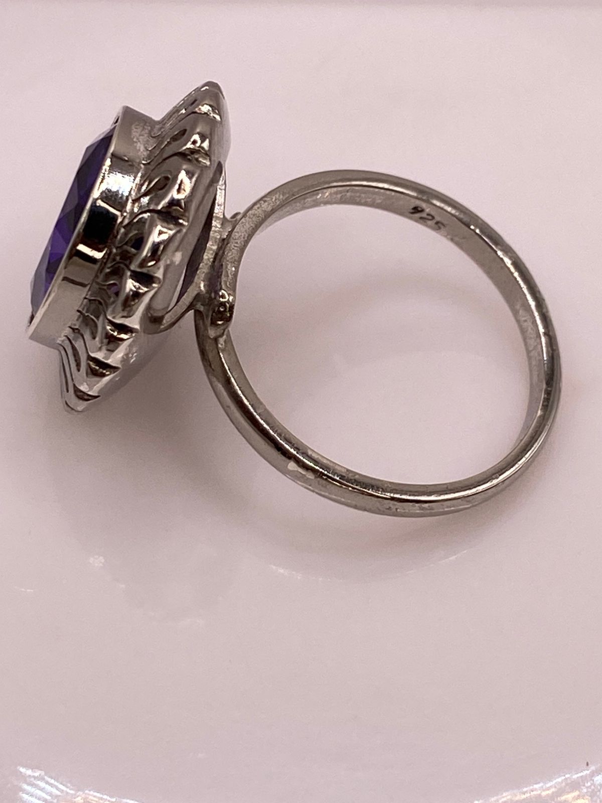 Anillo Ajustable de Plata Ley 925 con Zirconia Violeta Ovalada