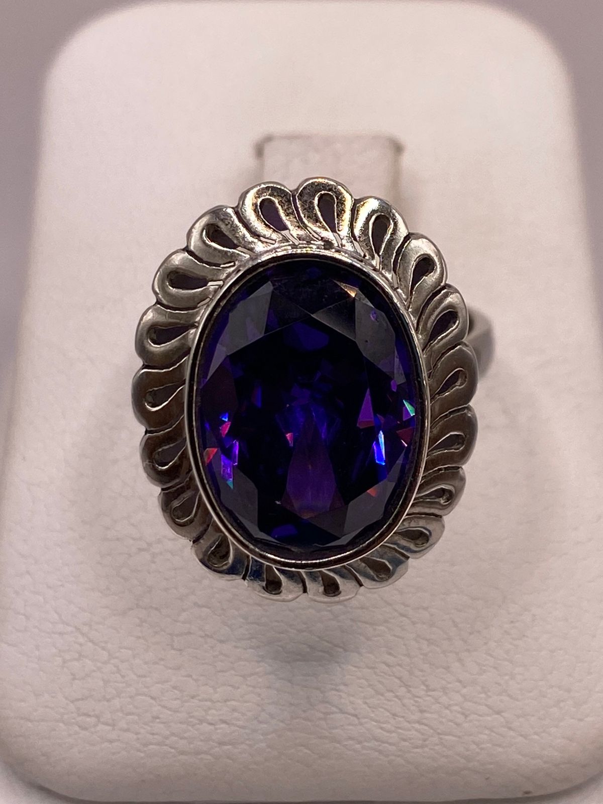 Anillo Ajustable de Plata Ley 925 con Zirconia Violeta Ovalada