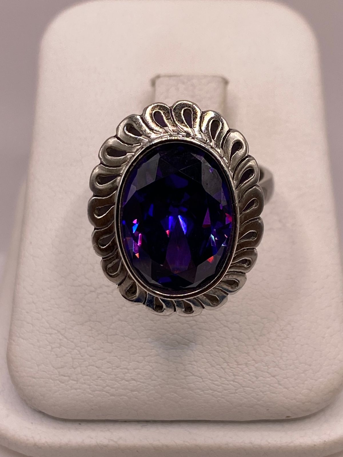 Anillo Ajustable de Plata Ley 925 con Zirconia Violeta Ovalada