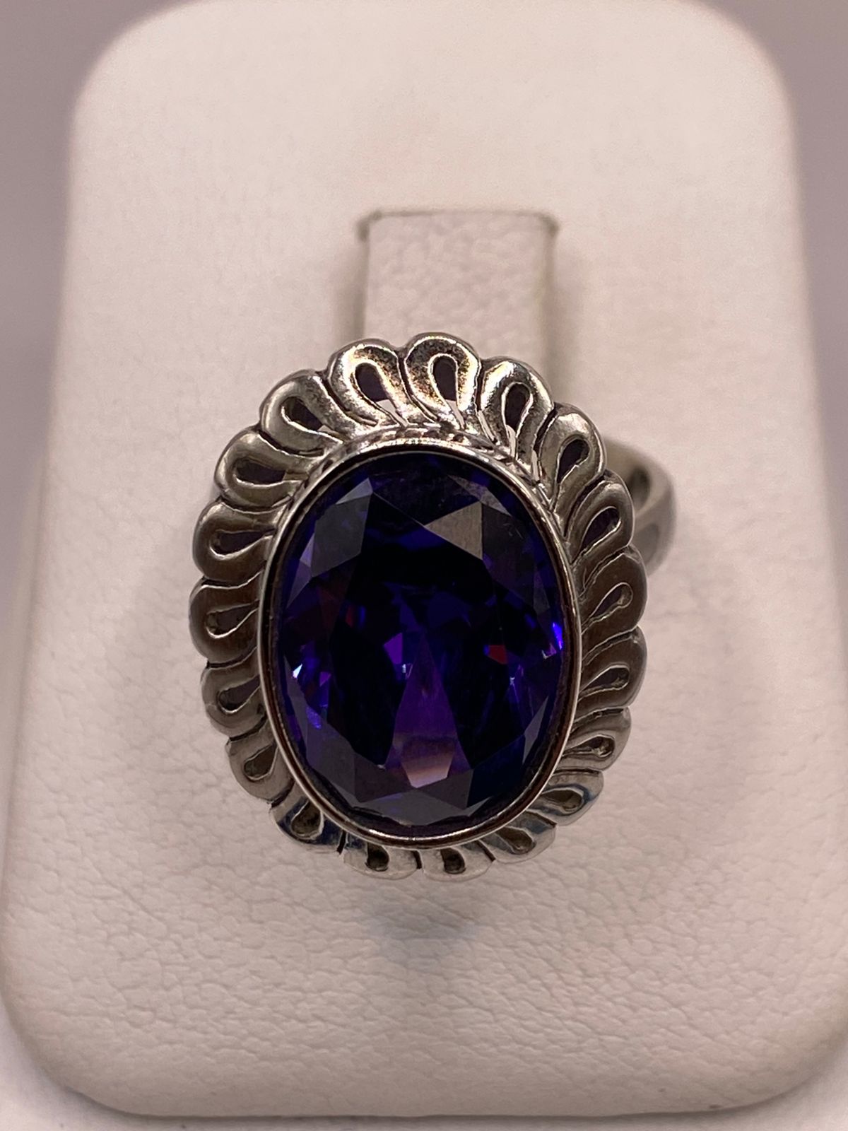Anillo Ajustable de Plata Ley 925 con Zirconia Violeta Ovalada