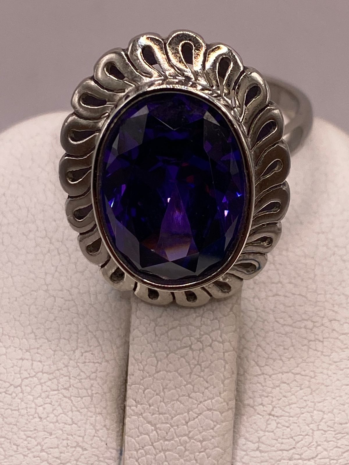 Anillo Ajustable de Plata Ley 925 con Zirconia Violeta Ovalada