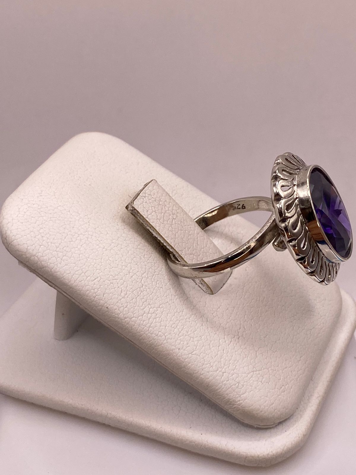 Anillo Ajustable de Plata Ley 925 con Zirconia Violeta Ovalada