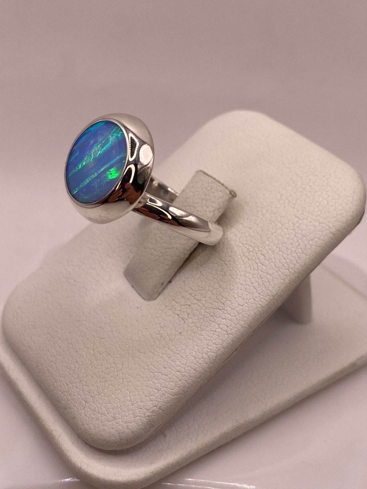 Anillo Ajustable de Plata .925 con Ópalo de Fuego Azul-verde Diseño Moderno