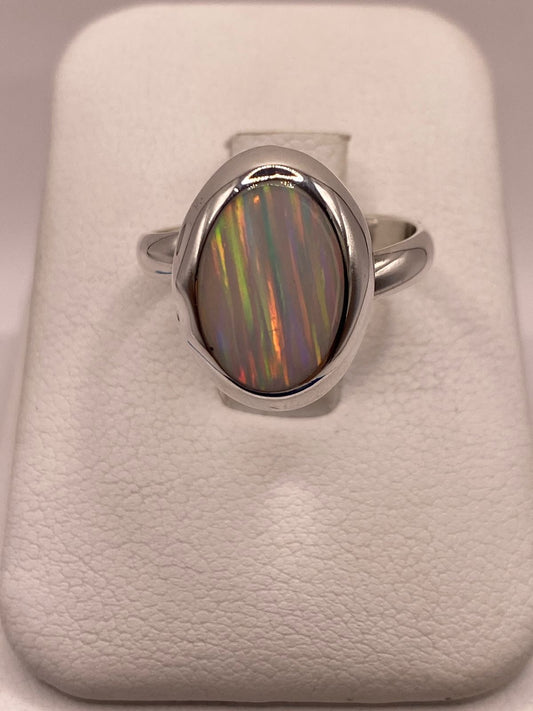 ANILLO AJUSTABLE DE PLATA .925 CON ÓPALO DE FUEGO OVALADO DISEÑO ELEGANTE