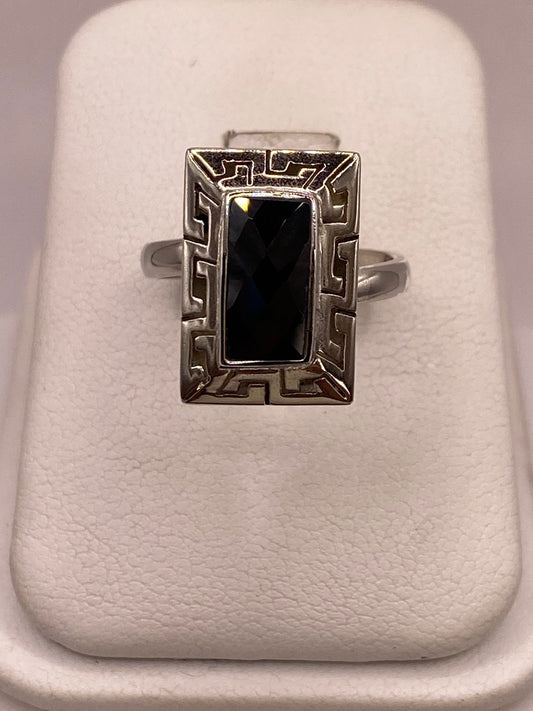Anillo Ajustable de Plata 925 con Zirconia Negra Rectangular y Diseño de Grecas