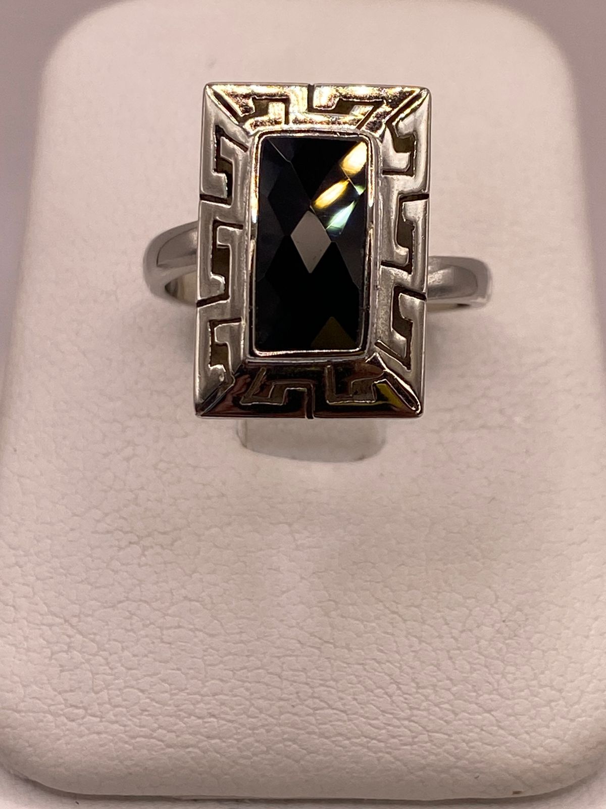 Anillo Ajustable de Plata 925 con Zirconia Negra Rectangular y Diseño de Grecas