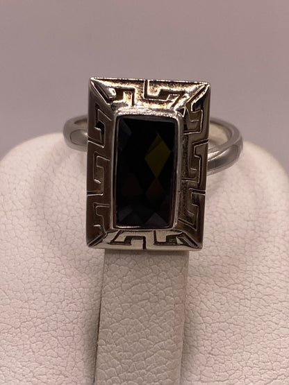 Anillo Ajustable de Plata 925 con Zirconia Negra Rectangular y Diseño de Grecas