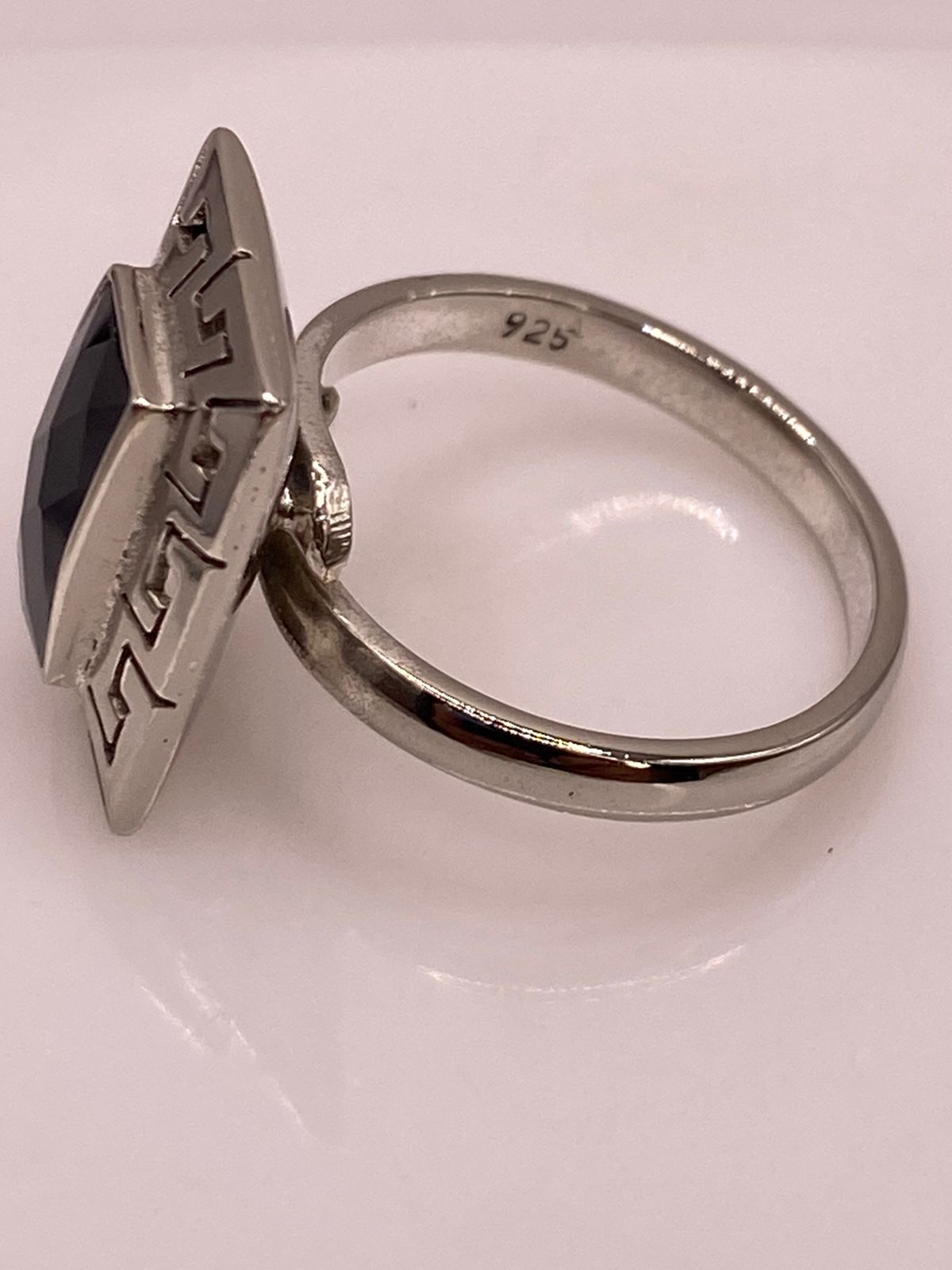 Anillo Ajustable de Plata 925 con Zirconia Negra Rectangular y Diseño de Grecas