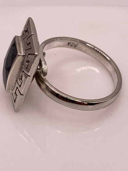 Anillo Ajustable de Plata 925 con Zirconia Negra Rectangular y Diseño de Grecas
