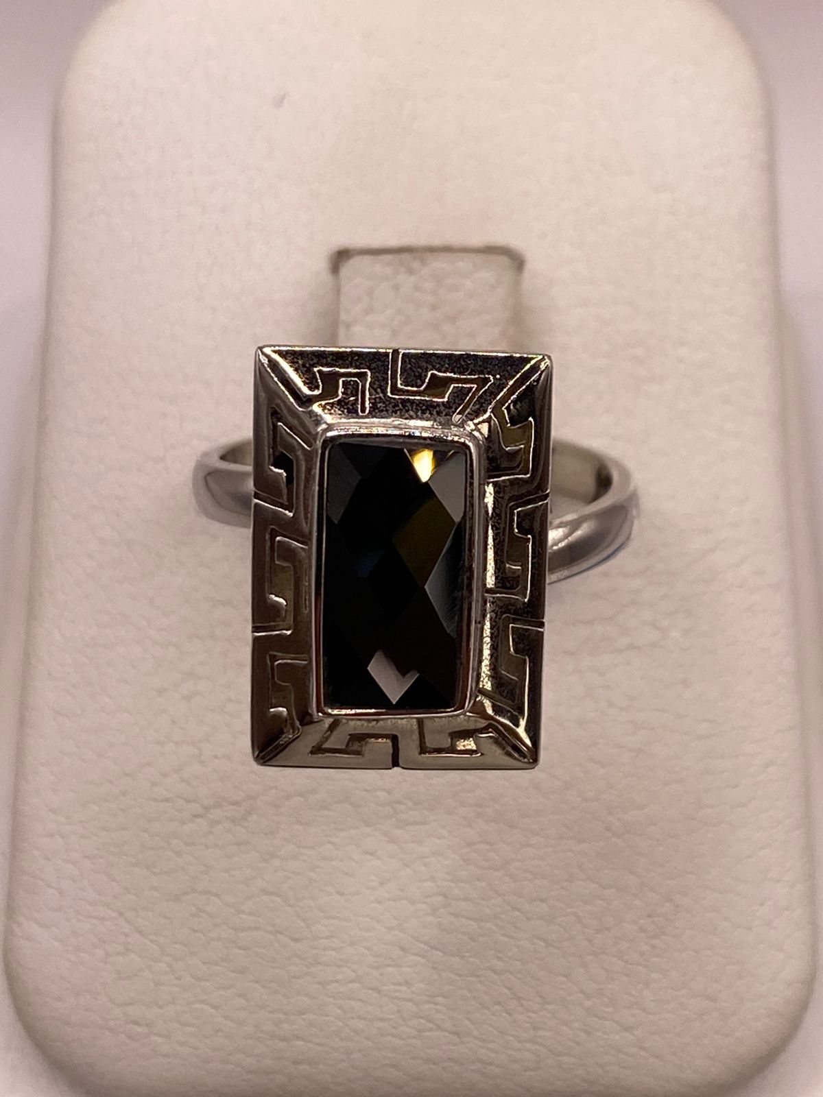 Anillo Ajustable de Plata 925 con Zirconia Negra Rectangular y Diseño de Grecas