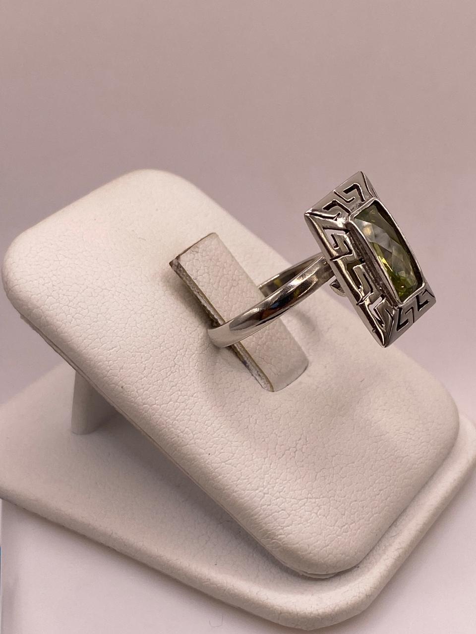 Anillo Ajustable de Plata 925 con Zirconia Verde Olivo, Diseño Rectangular con Grecas