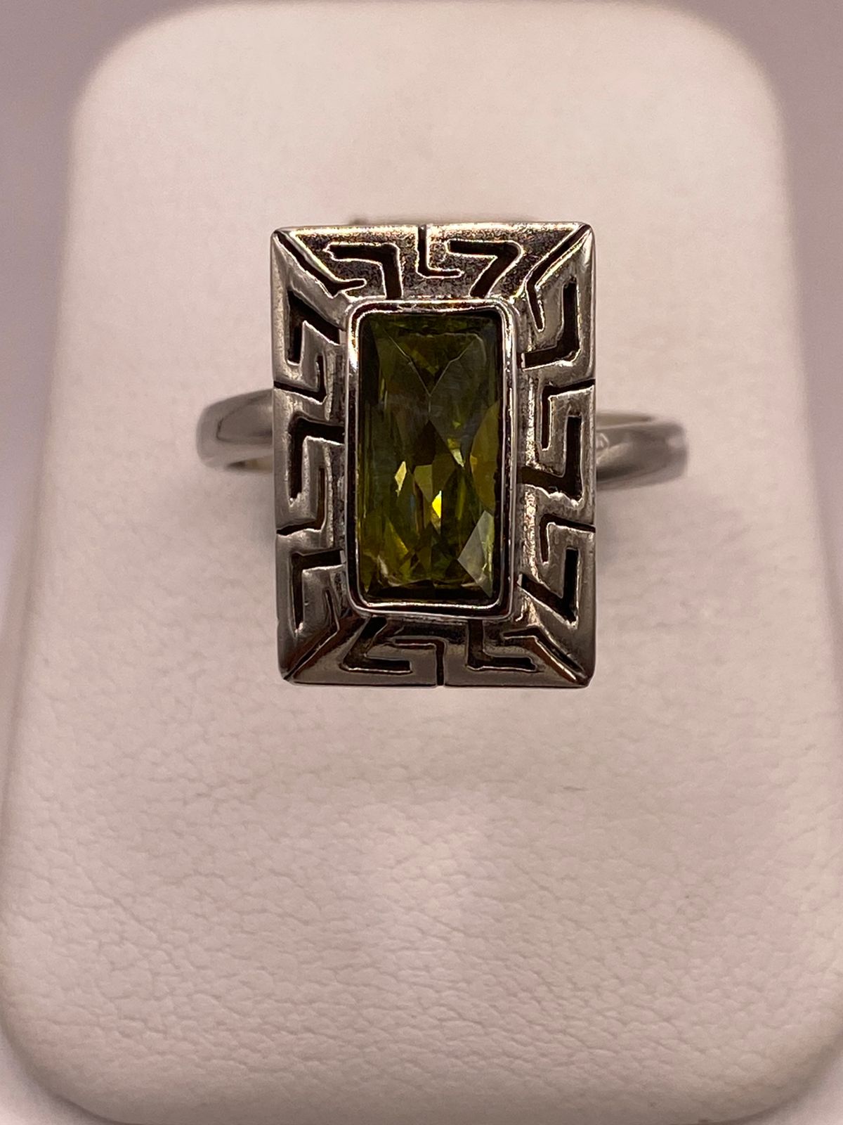 Anillo Ajustable de Plata 925 con Zirconia Verde Olivo, Diseño Rectangular con Grecas