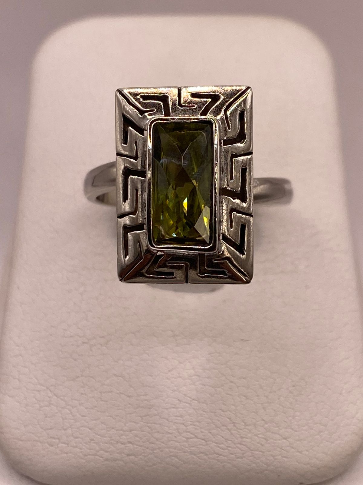Anillo Ajustable de Plata 925 con Zirconia Verde Olivo, Diseño Rectangular con Grecas