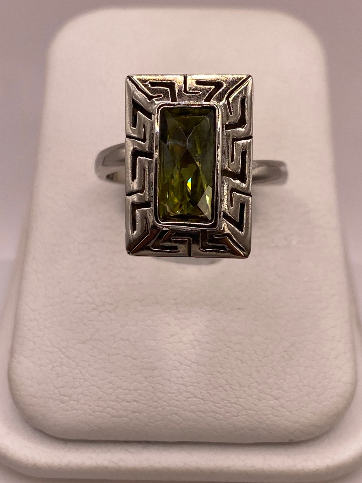 Anillo Ajustable de Plata 925 con Zirconia Verde Olivo, Diseño Rectangular con Grecas