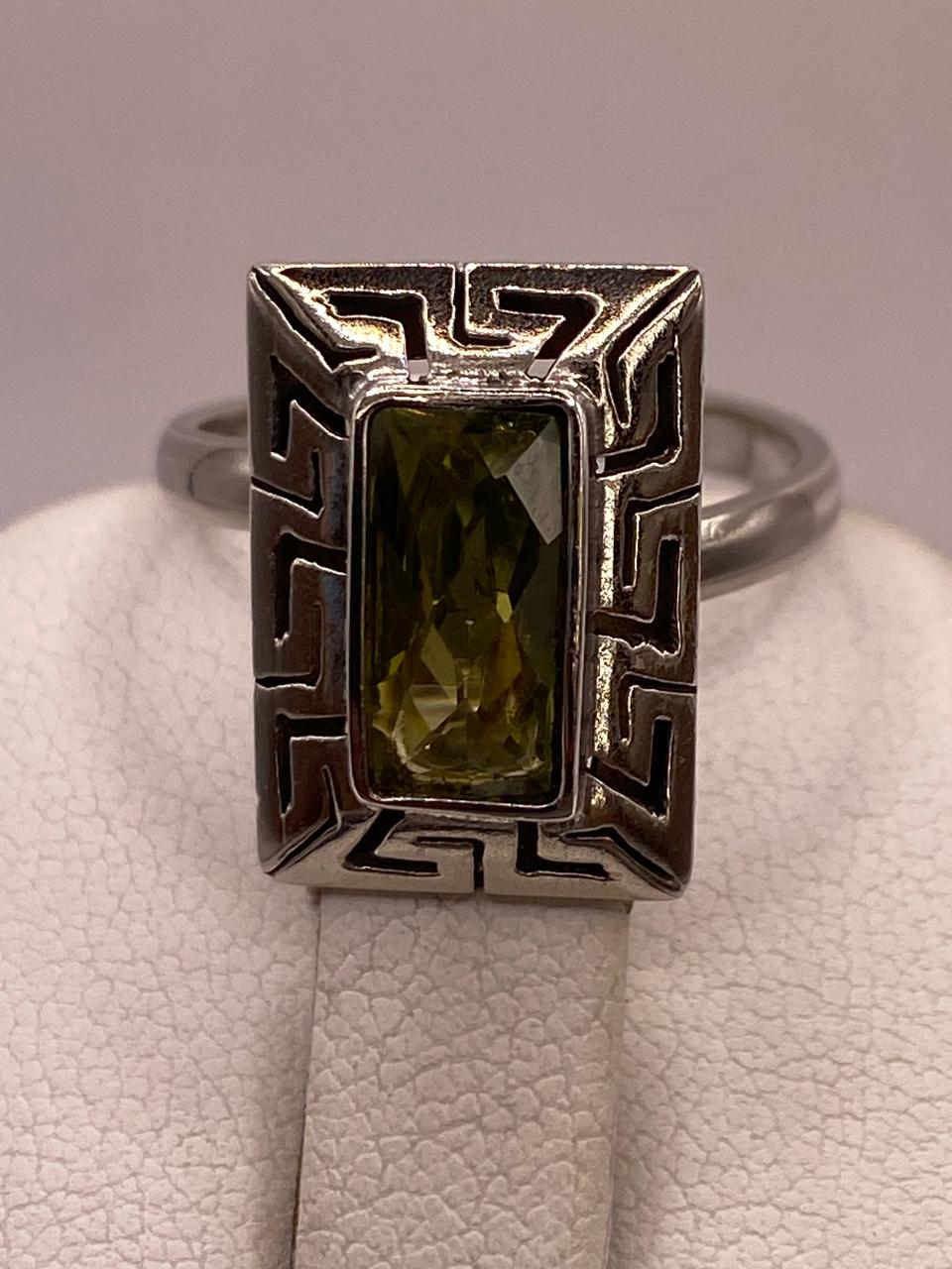 Anillo Ajustable de Plata 925 con Zirconia Verde Olivo, Diseño Rectangular con Grecas