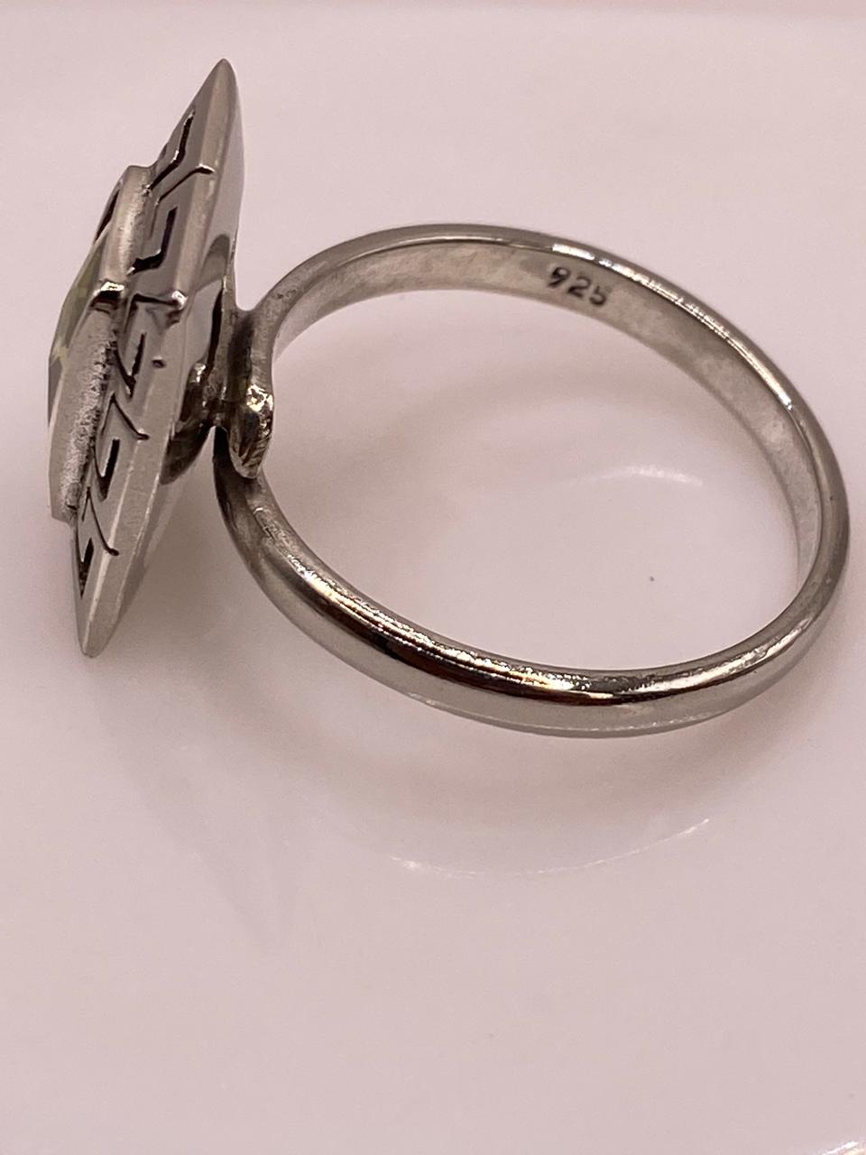 Anillo Ajustable de Plata 925 con Zirconia Verde Olivo, Diseño Rectangular con Grecas