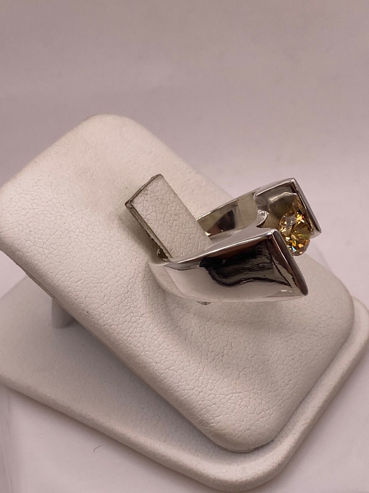 ANILLO ARTESANAL CON  ZIRCONIA EN PLATA LEY .925
