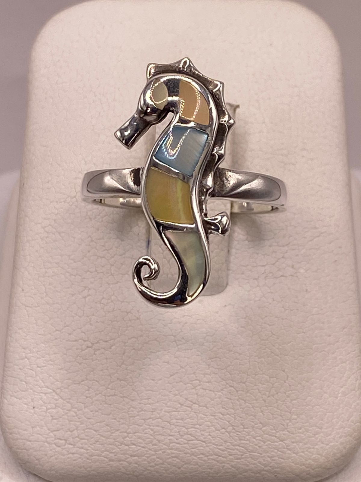 Anillo Artesanal Caballito de Mar de Plata Ley 925 con Nácar Multicolor