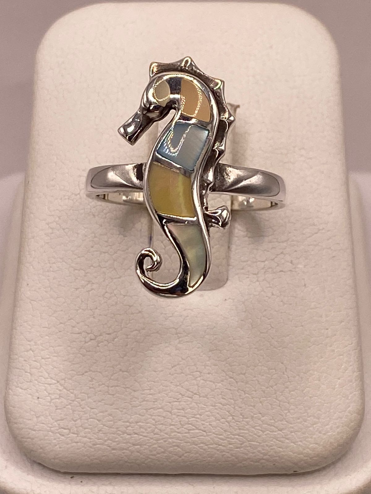 Anillo Artesanal Caballito de Mar de Plata Ley 925 con Nácar Multicolor