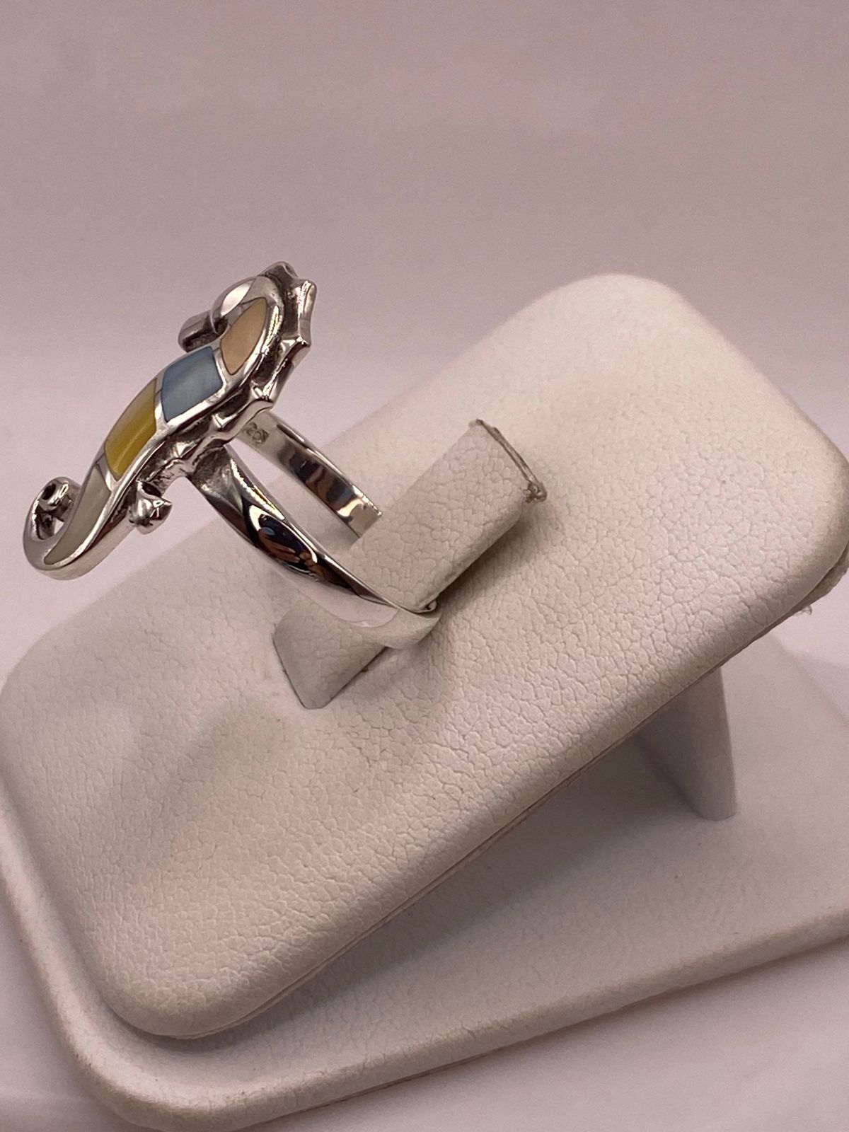 Anillo Artesanal Caballito de Mar de Plata Ley 925 con Nácar Multicolor