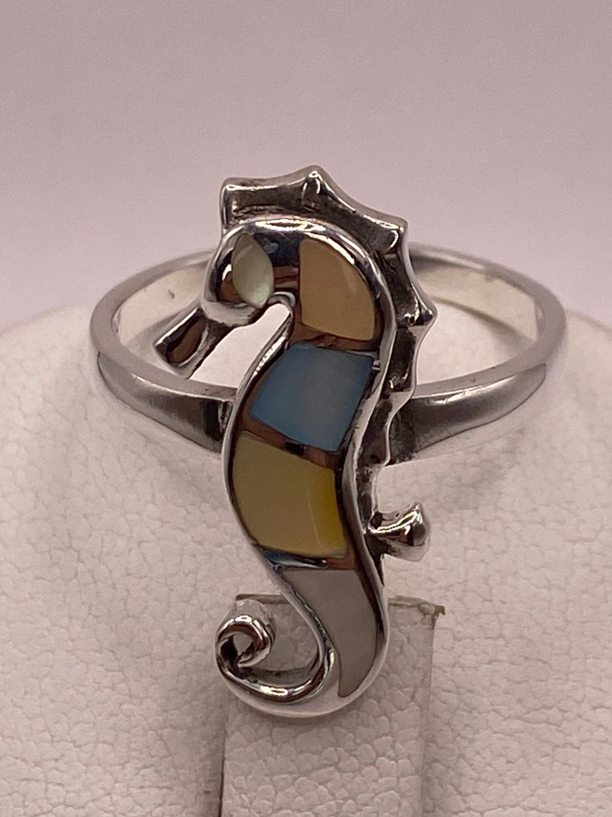 Anillo Artesanal Caballito de Mar de Plata Ley 925 con Nácar Multicolor