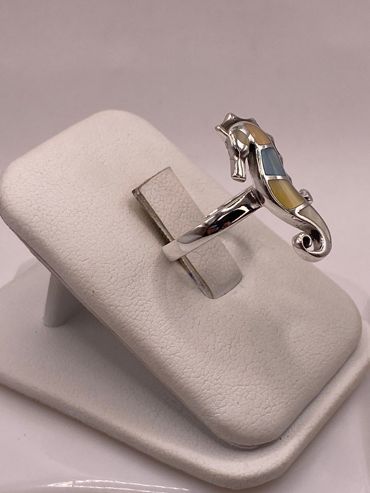 Anillo Artesanal Caballito de Mar de Plata Ley 925 con Nácar Multicolor