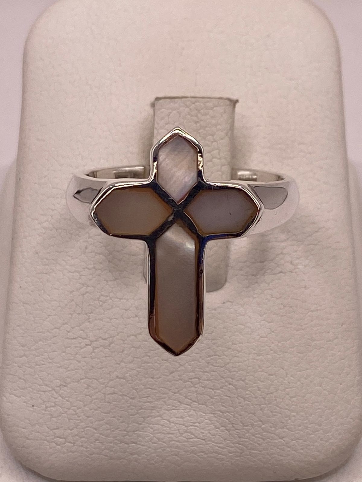 ANILLO ARTESANAL EN FORMA DE CRUZ DE PLATA LEY 925 CON NÁCAR NATURAL