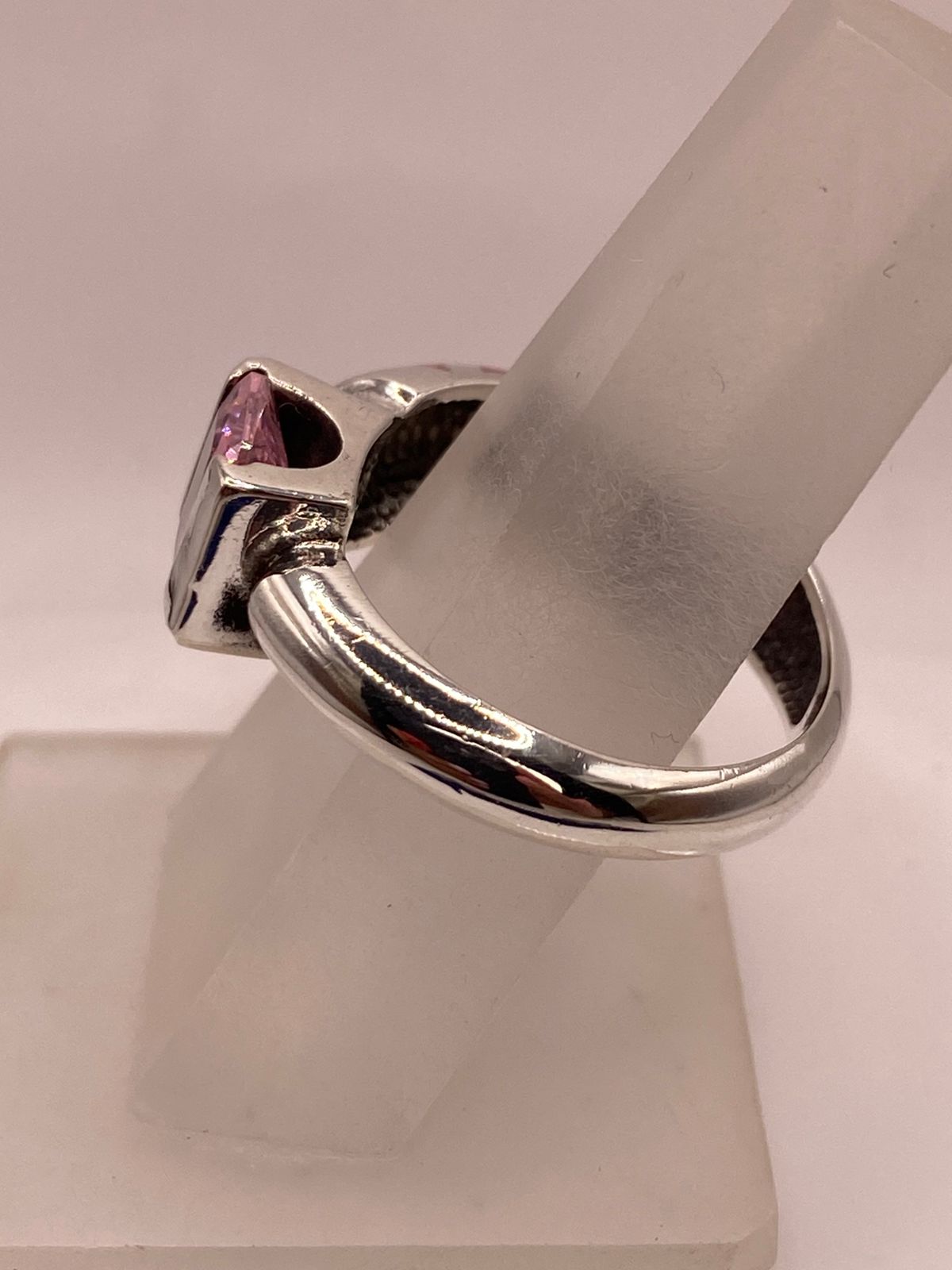 ANILLO ARTESANAL CON ÓPALO DE FUEGO FUCSIA Y ZIRCONIA EN PLATA LEY .950