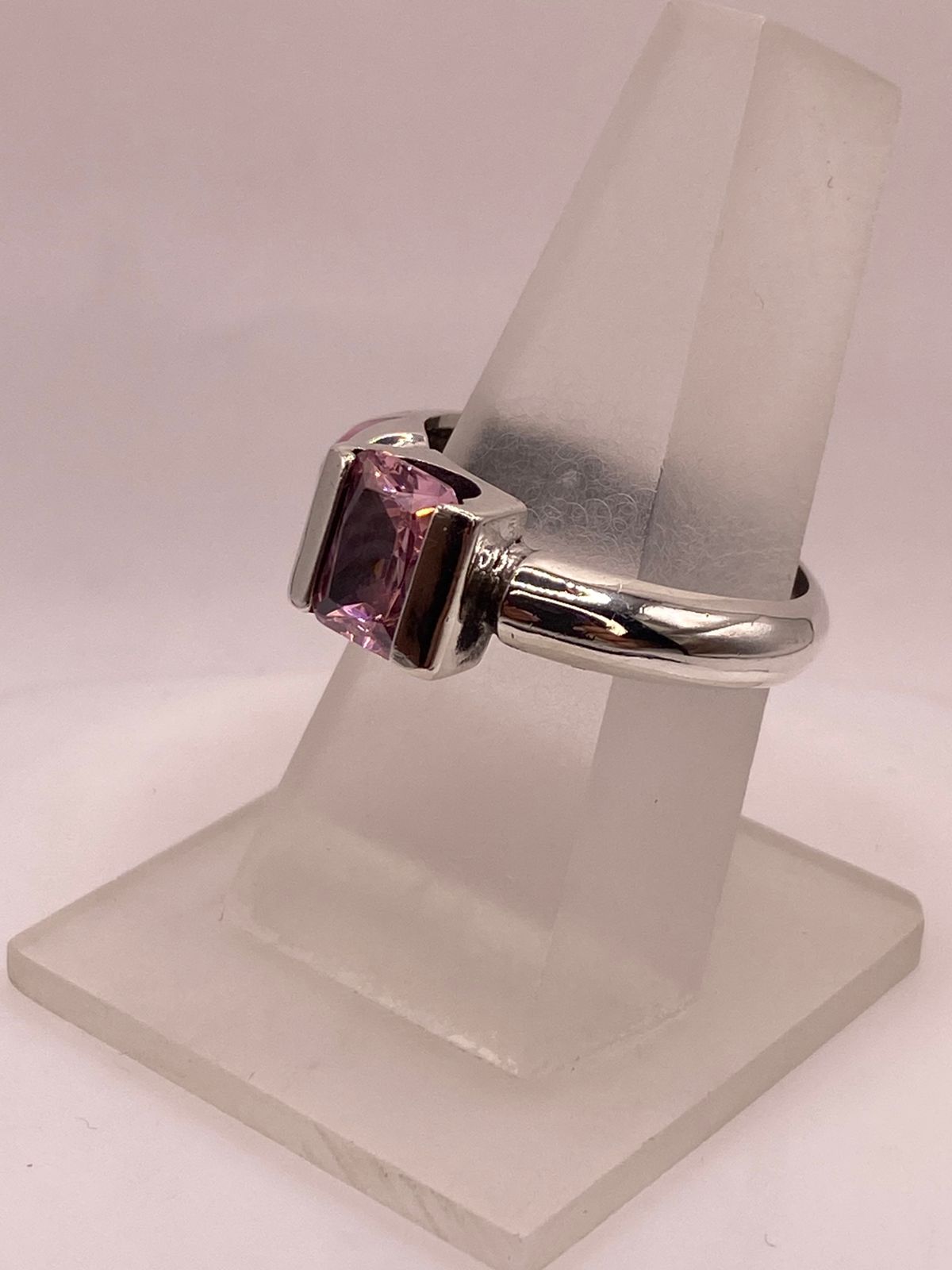 ANILLO ARTESANAL CON ÓPALO DE FUEGO FUCSIA Y ZIRCONIA EN PLATA LEY .950