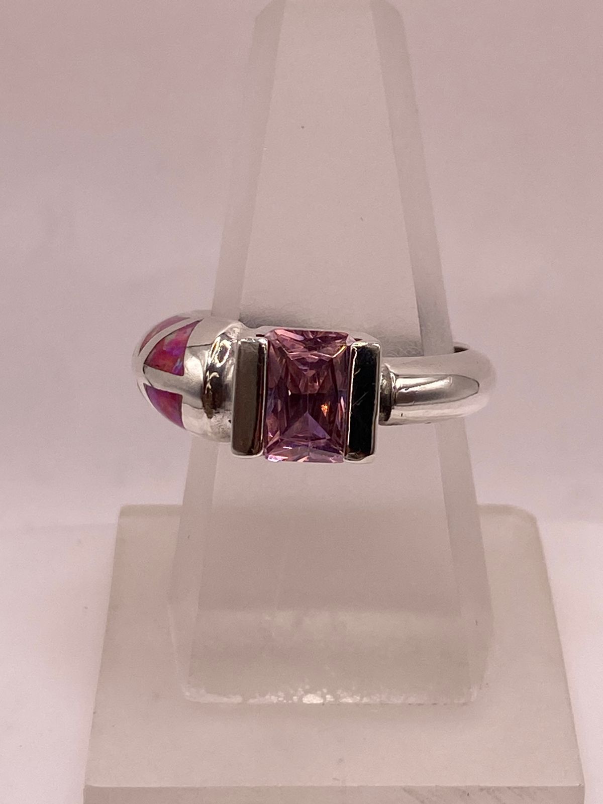 ANILLO ARTESANAL CON ÓPALO DE FUEGO FUCSIA Y ZIRCONIA EN PLATA LEY .950