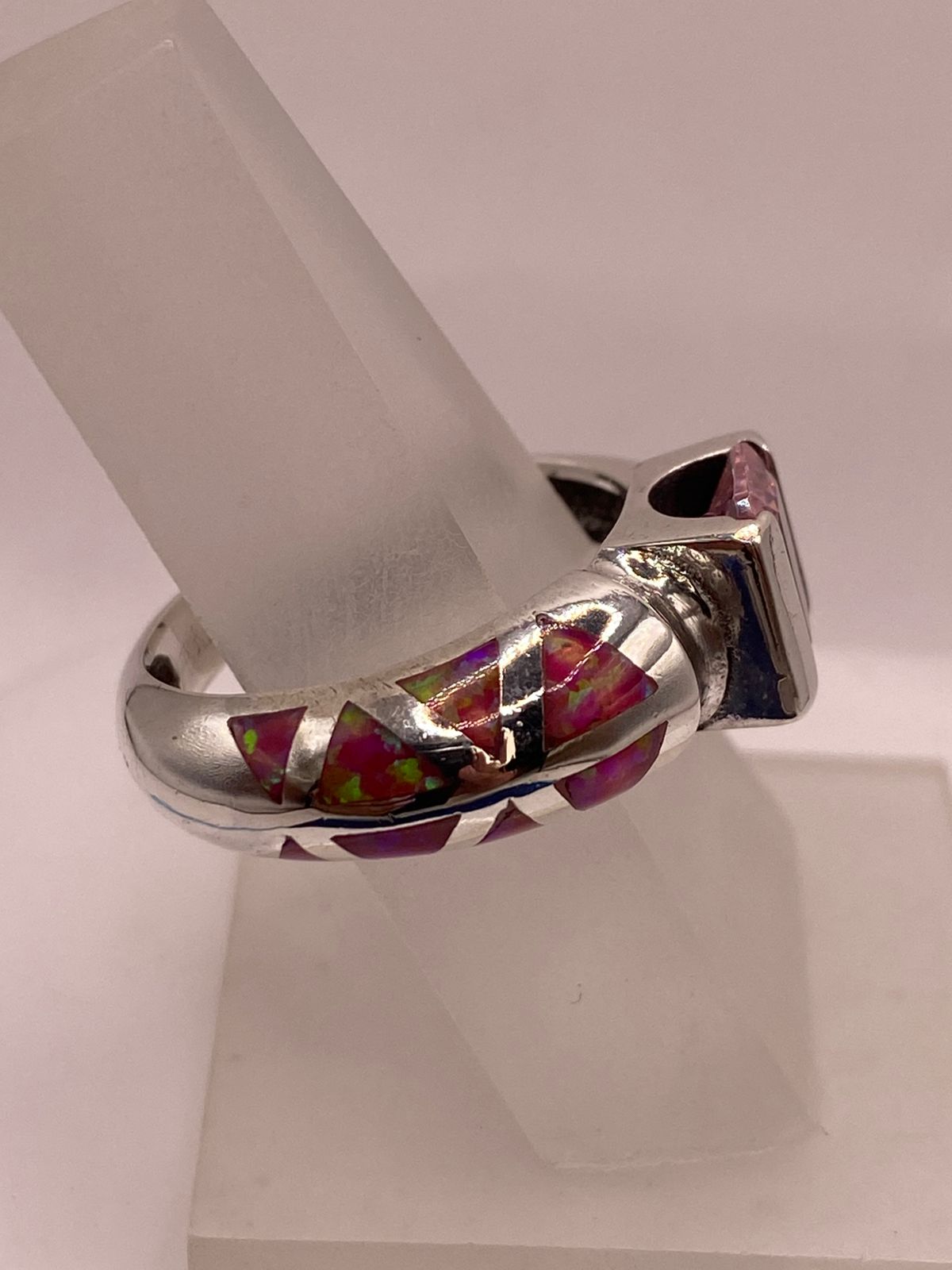 ANILLO ARTESANAL CON ÓPALO DE FUEGO FUCSIA Y ZIRCONIA EN PLATA LEY .950
