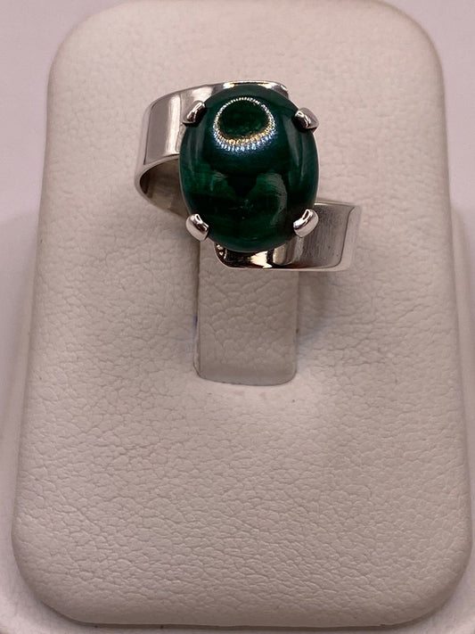 ANILLO ARTESANAL DE PLATA LEY 925 CON ÁGATA VERDE NATURAL