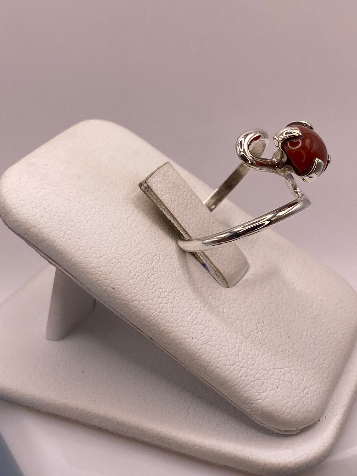 ANILLO ARTESANAL DE PLATA LEY 925 CON CORNALINA NATURAL