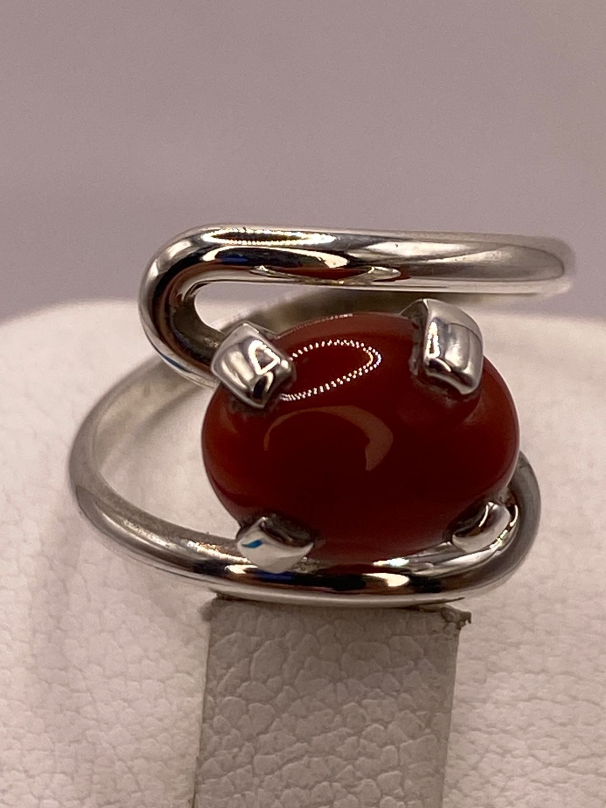 ANILLO ARTESANAL DE PLATA LEY 925 CON CORNALINA NATURAL