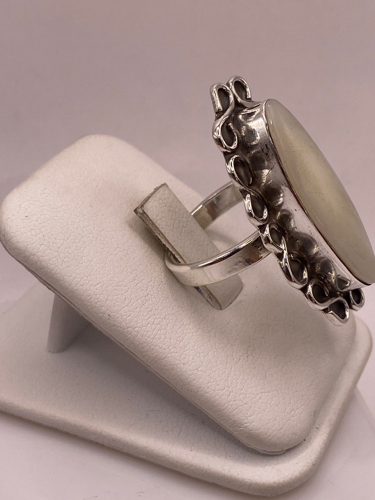 Anillo Artesanal de Plata Ley 925 con Jade Blanca