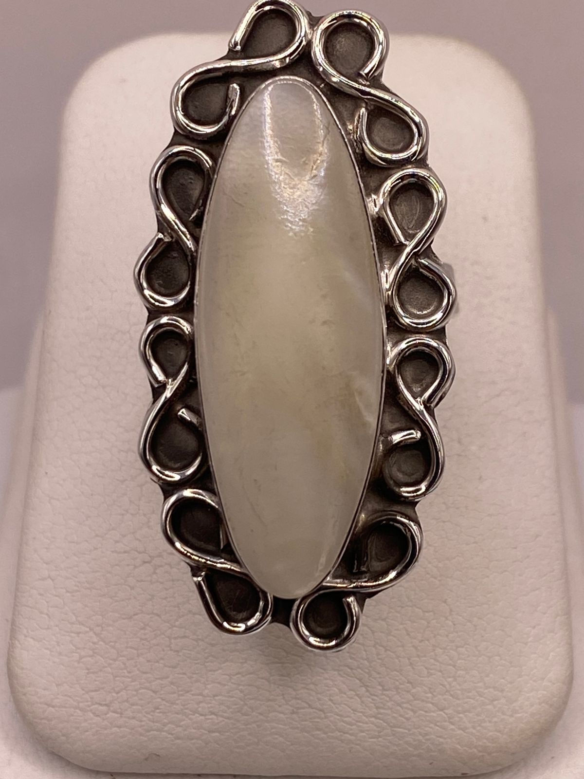 Anillo Artesanal de Plata Ley 925 con Jade Blanca