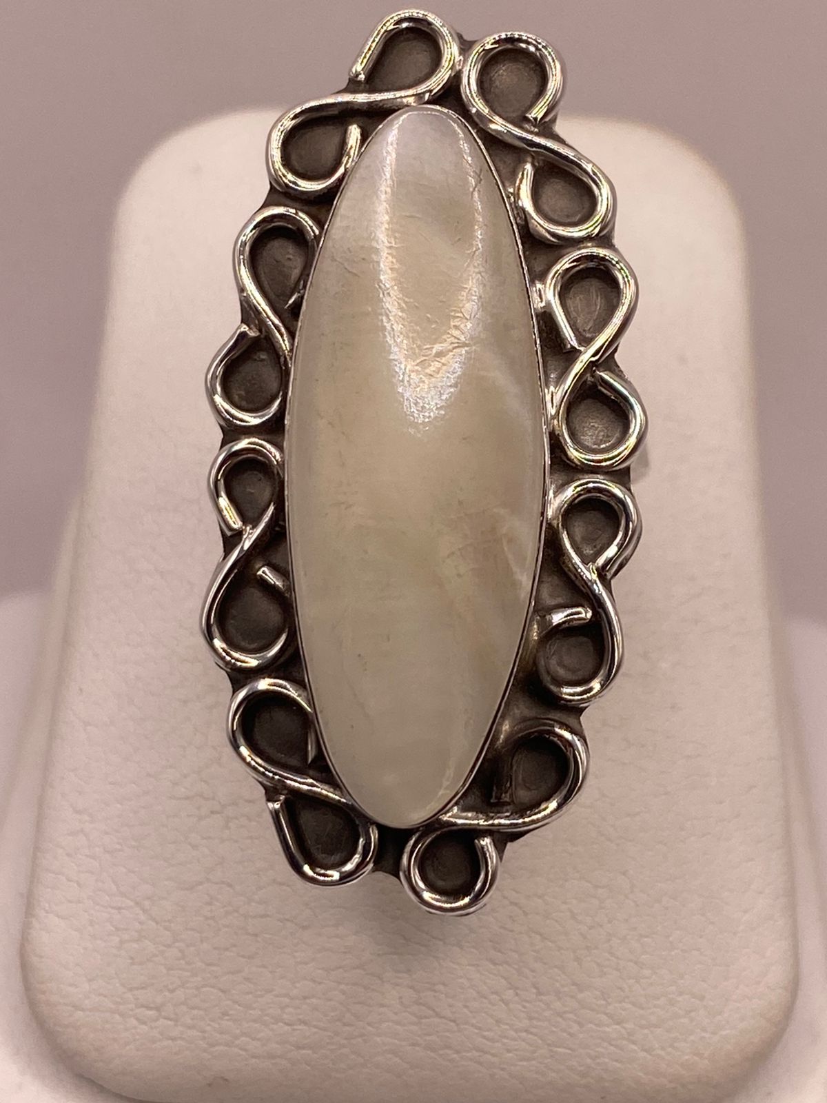 Anillo Artesanal de Plata Ley 925 con Jade Blanca