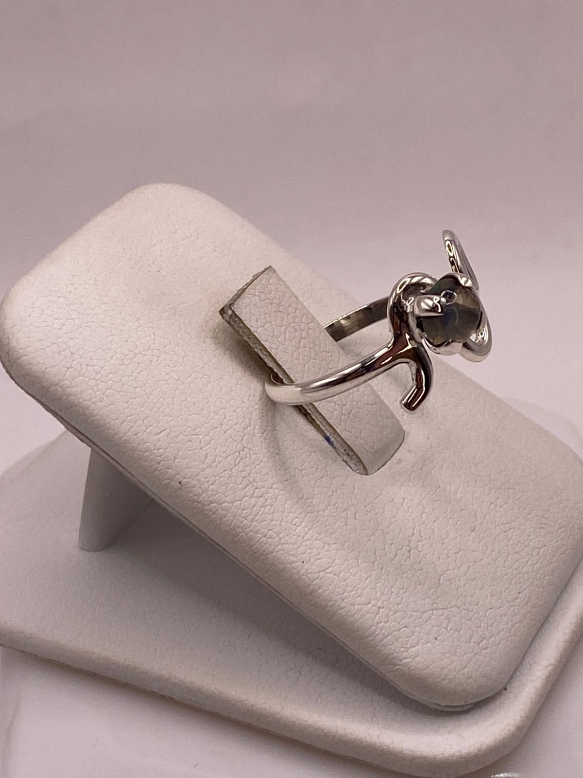 Anillo Artesanal de Plata Ley 925 con Labradorita Cabochón