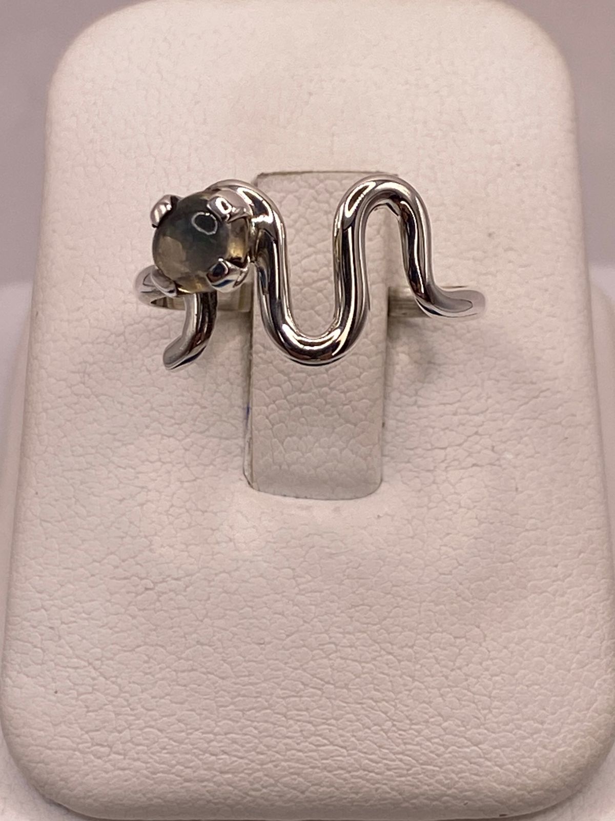 Anillo Artesanal de Plata Ley 925 con Labradorita Cabochón