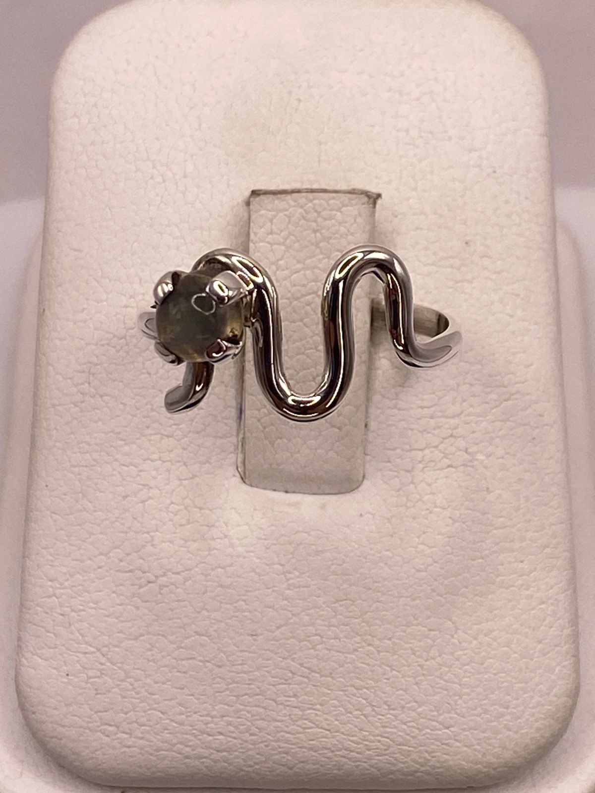 Anillo Artesanal de Plata Ley 925 con Labradorita Cabochón