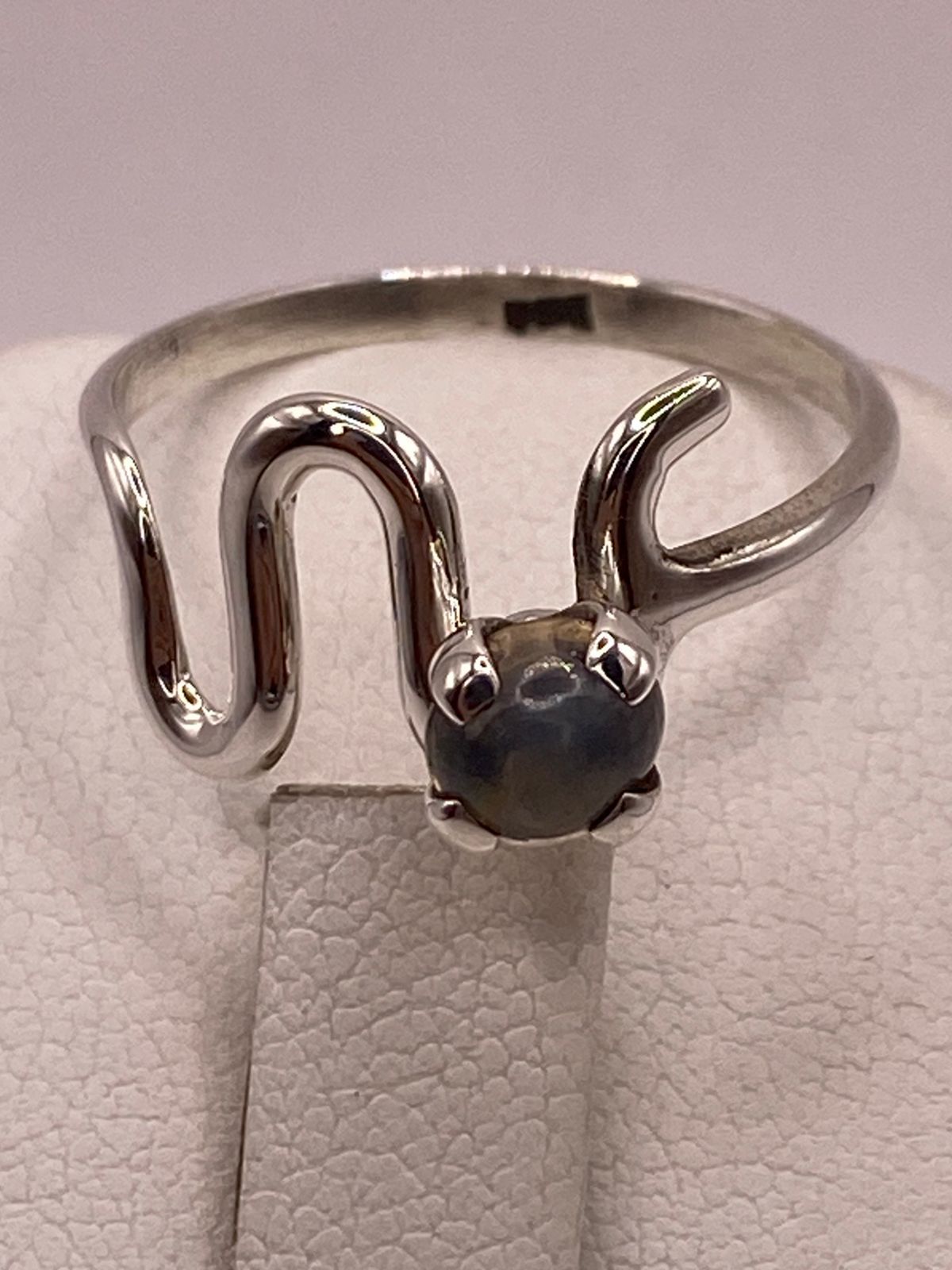 Anillo Artesanal de Plata Ley 925 con Labradorita Cabochón