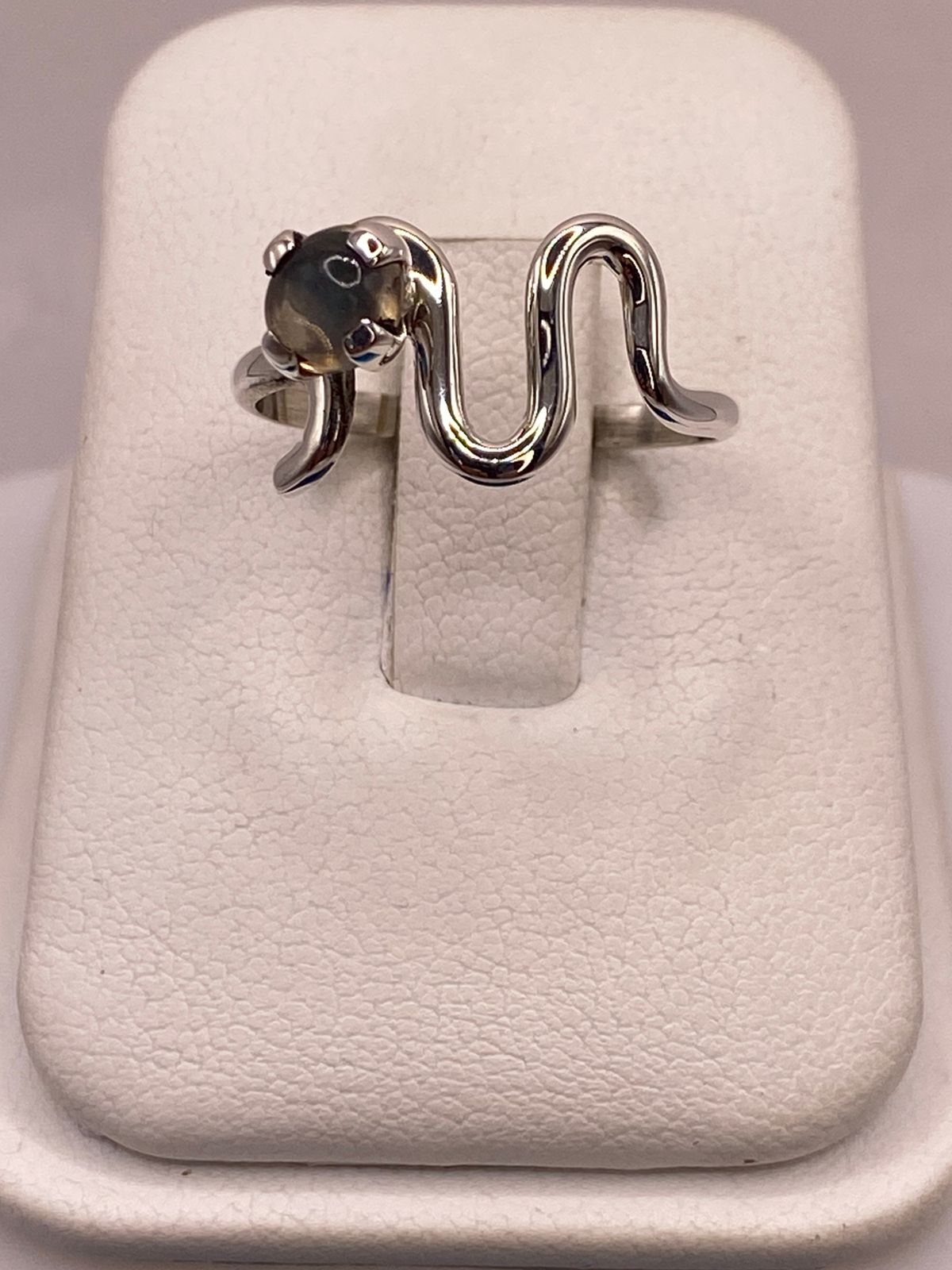 Anillo Artesanal de Plata Ley 925 con Labradorita Cabochón