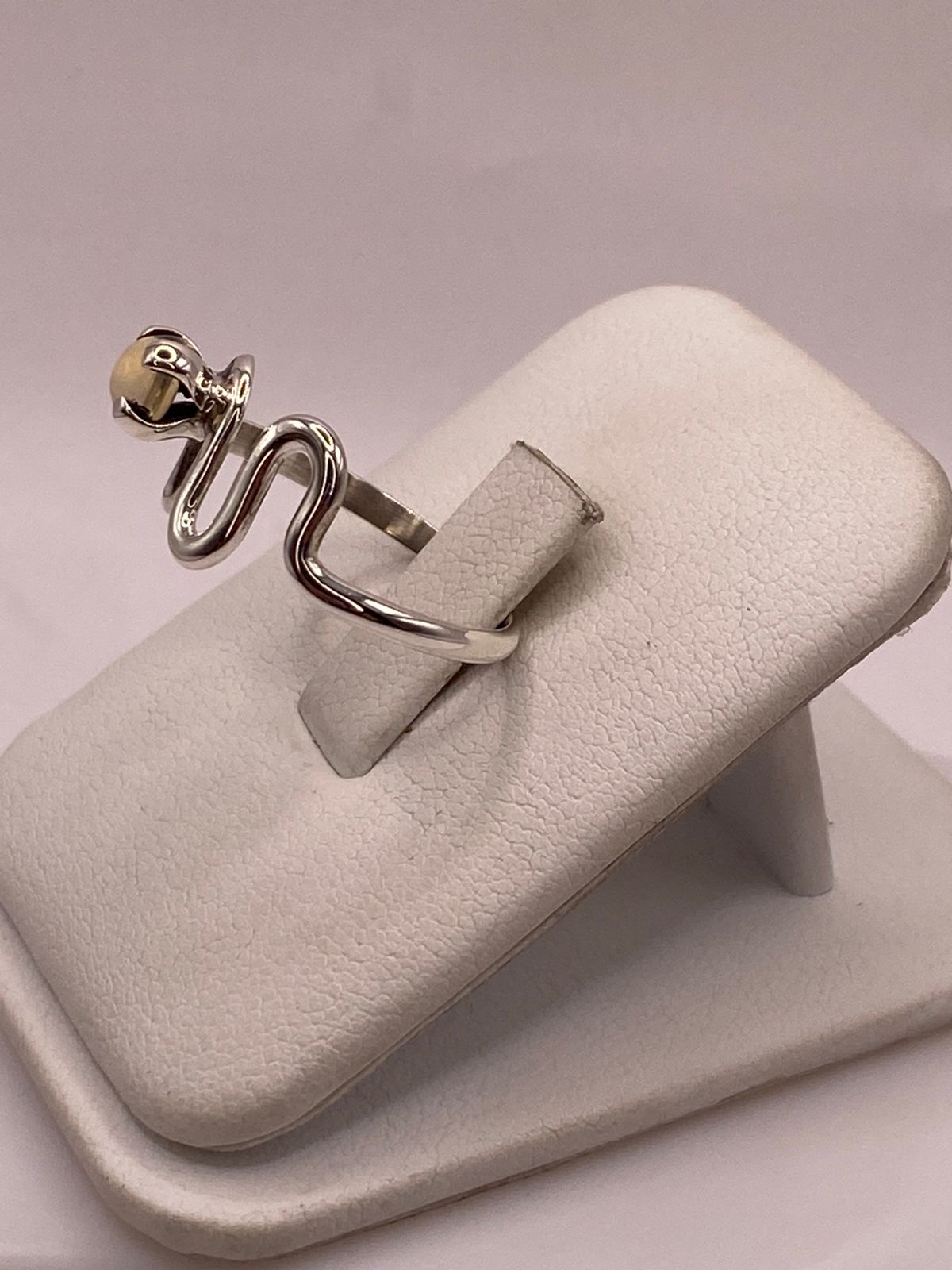 Anillo Artesanal de Plata Ley 925 con Labradorita Cabochón