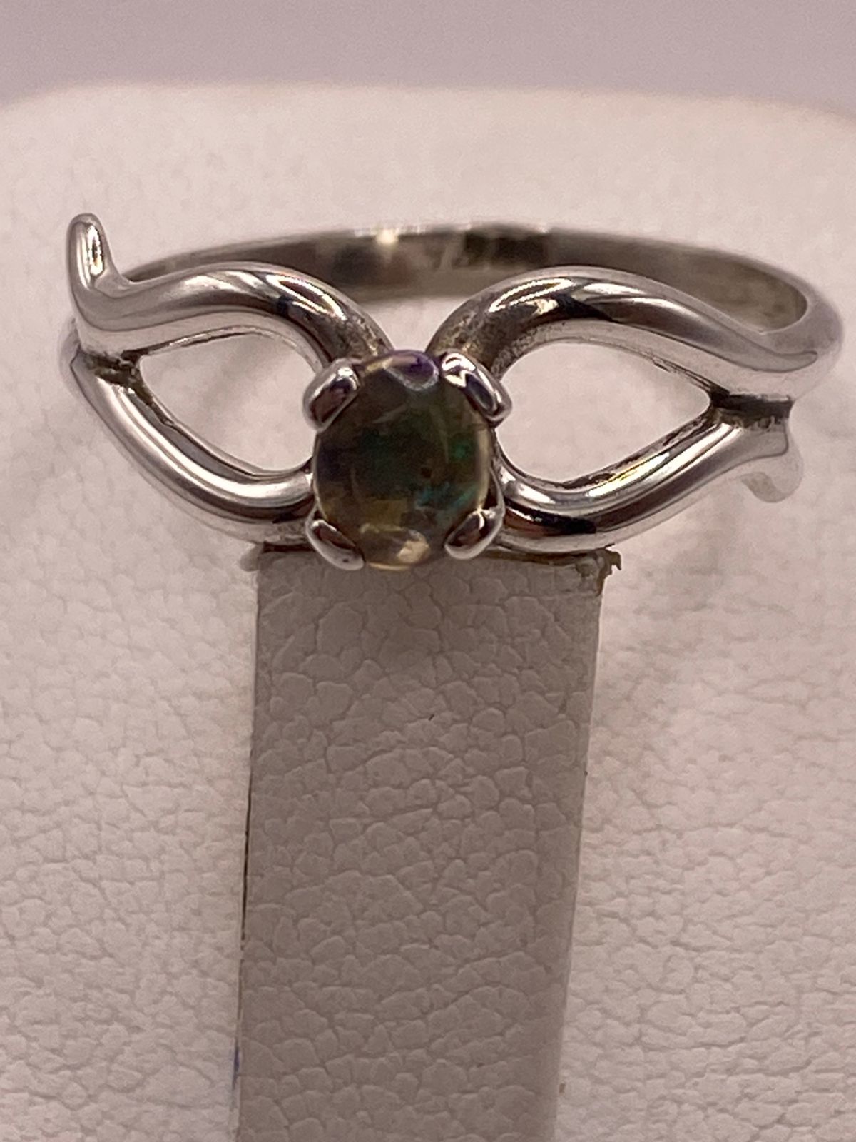 Anillo Artesanal de Plata Ley 925 con Labradorita Natural