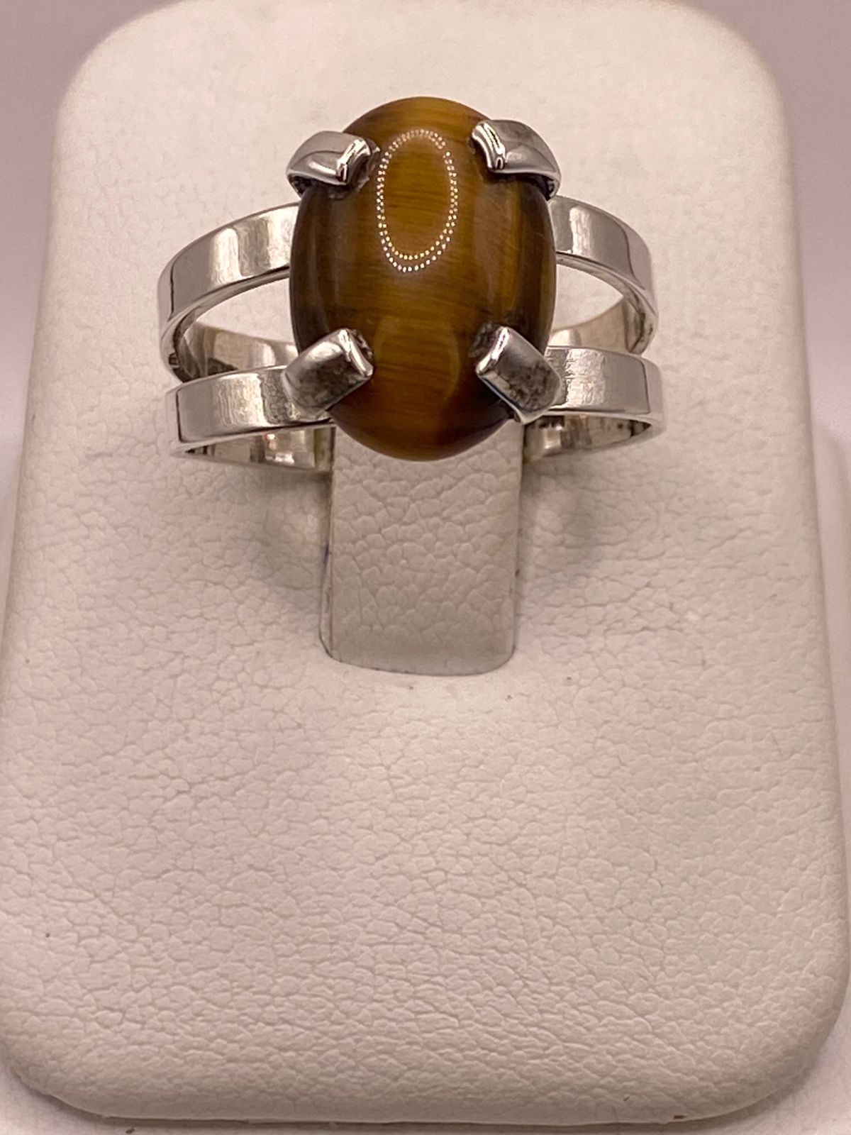 ANILLO ARTESANAL DE PLATA LEY 925 CON OJO DE TIGRE NATURAL