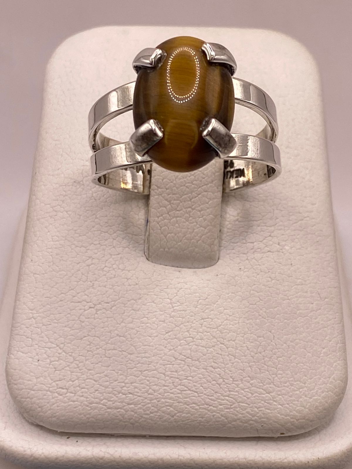 ANILLO ARTESANAL DE PLATA LEY 925 CON OJO DE TIGRE NATURAL