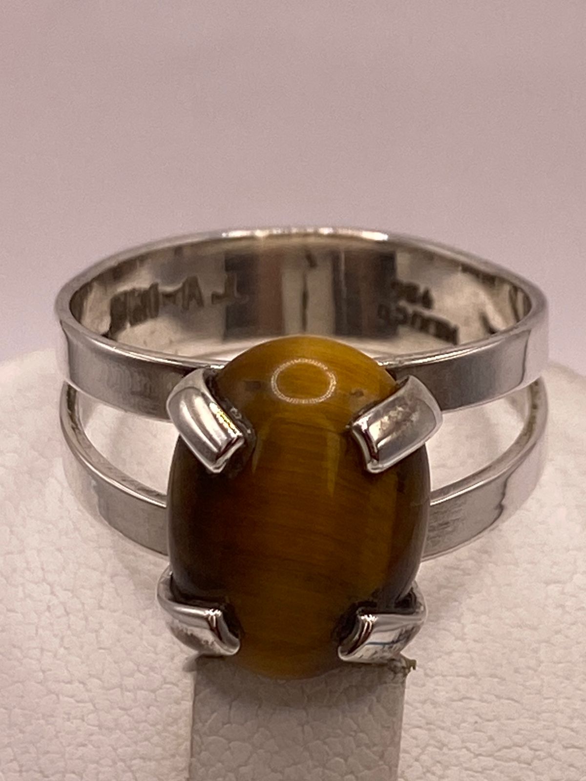 ANILLO ARTESANAL DE PLATA LEY 925 CON OJO DE TIGRE NATURAL