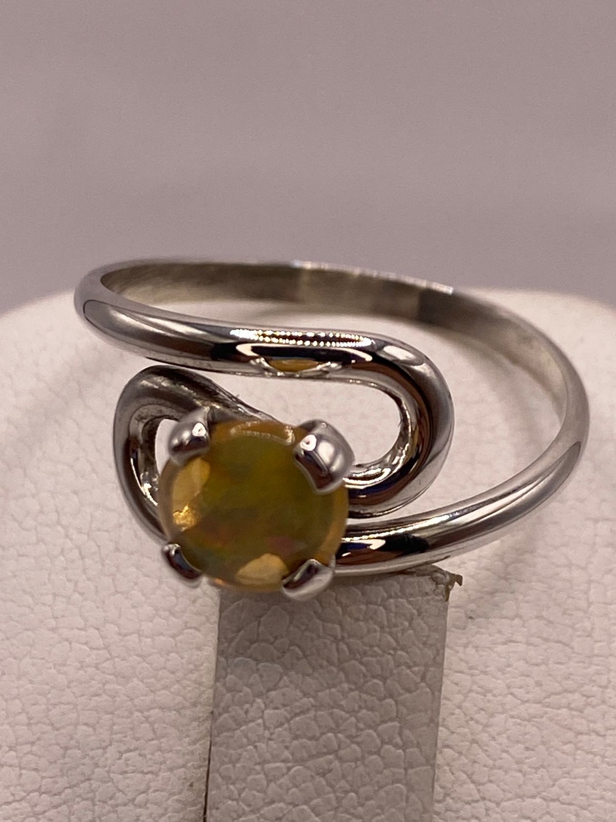 ANILLO ARTESANAL DE PLATA LEY 925 CON ÓPALO AMARILLO NATURAL