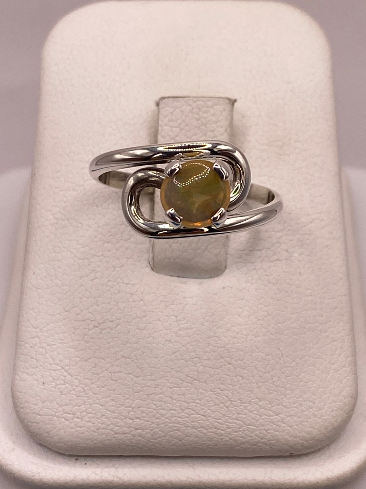 ANILLO ARTESANAL DE PLATA LEY 925 CON ÓPALO AMARILLO NATURAL